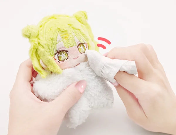 固く絞った布で軽く叩くように拭いている様子