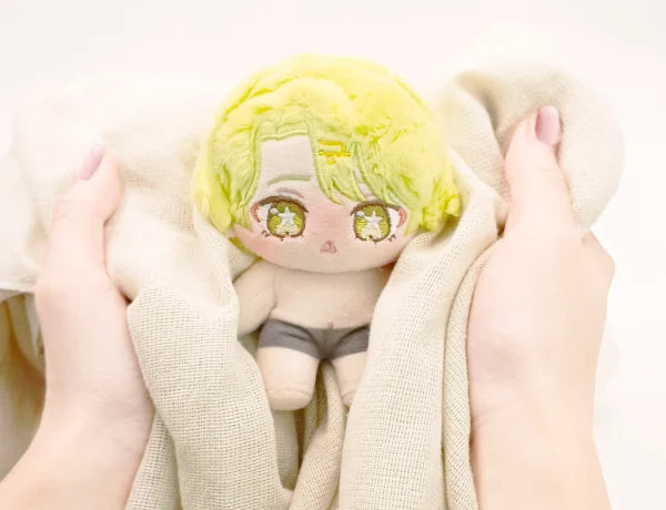 乾いたタオルで包んで水分をとっている様子