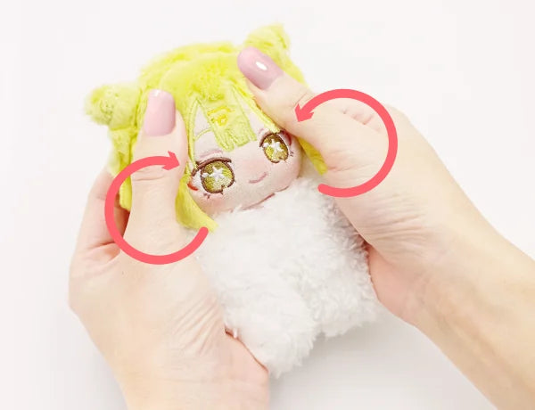 両手の指で頭を円を描くように揉んでいる様子