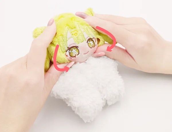 ほっぺを下からふっくらさせるように整えている様子