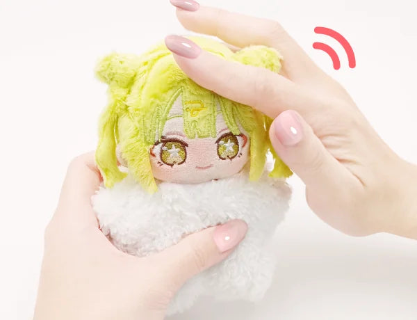 乱れた毛を毛並みに沿って撫でている様子